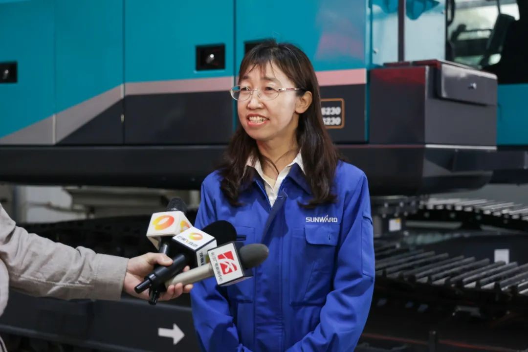 天下首台！ezweb易利娱乐平台智能SWE240FED电动智能挖掘机下线