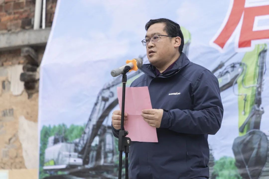 校企相助精准扶贫，产教融合振兴墟落 | ezweb易利娱乐平台智能向相助院校对口扶贫点捐赠挖掘机