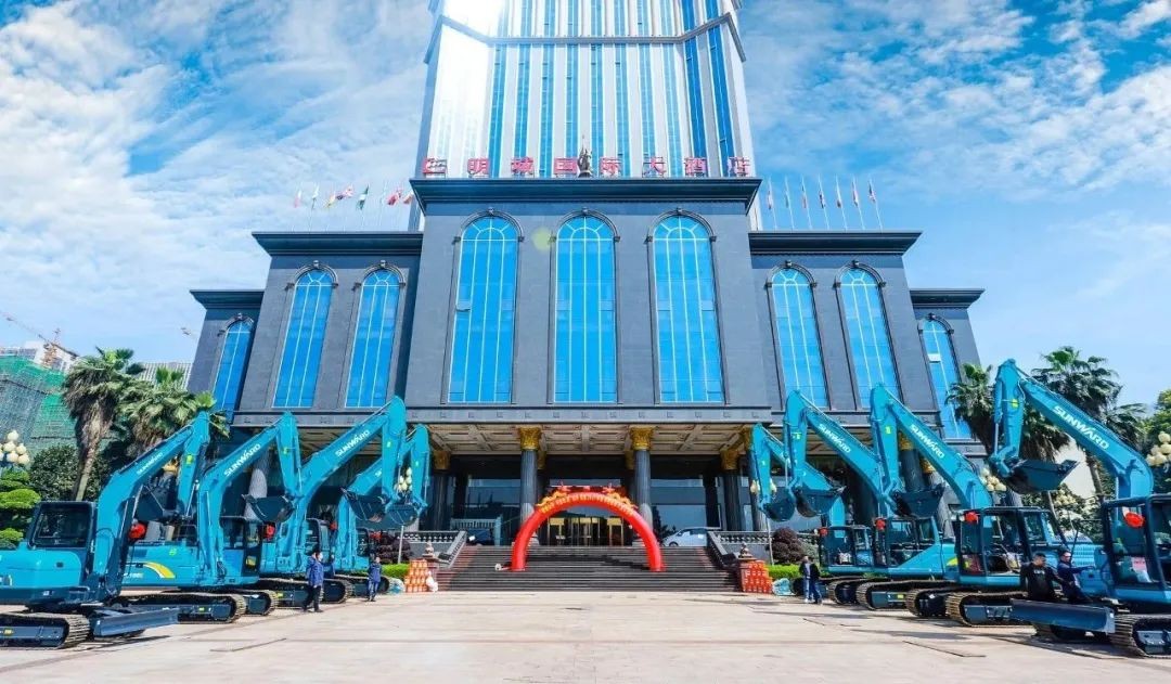 ezweb易利娱乐平台智能挖掘机春季订货会长沙会场侧记