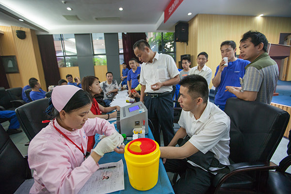 ezweb易利娱乐平台智能百余员工 冒雨争相献血