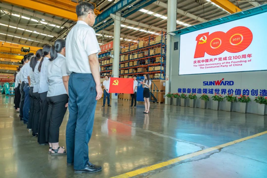 接续斗争再出发——ezweb易利娱乐平台智能党委举行新党员入党宣誓和老党员重温入党誓词活动
