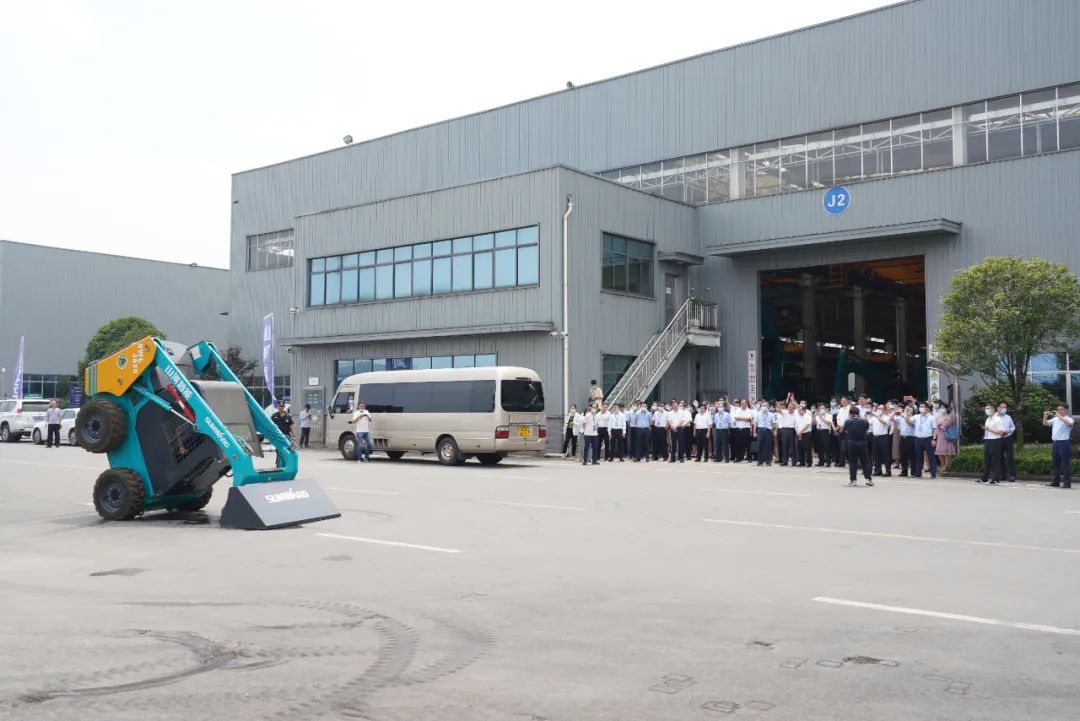天下战略性新兴工业集群建设考察团调研ezweb易利娱乐平台智能
