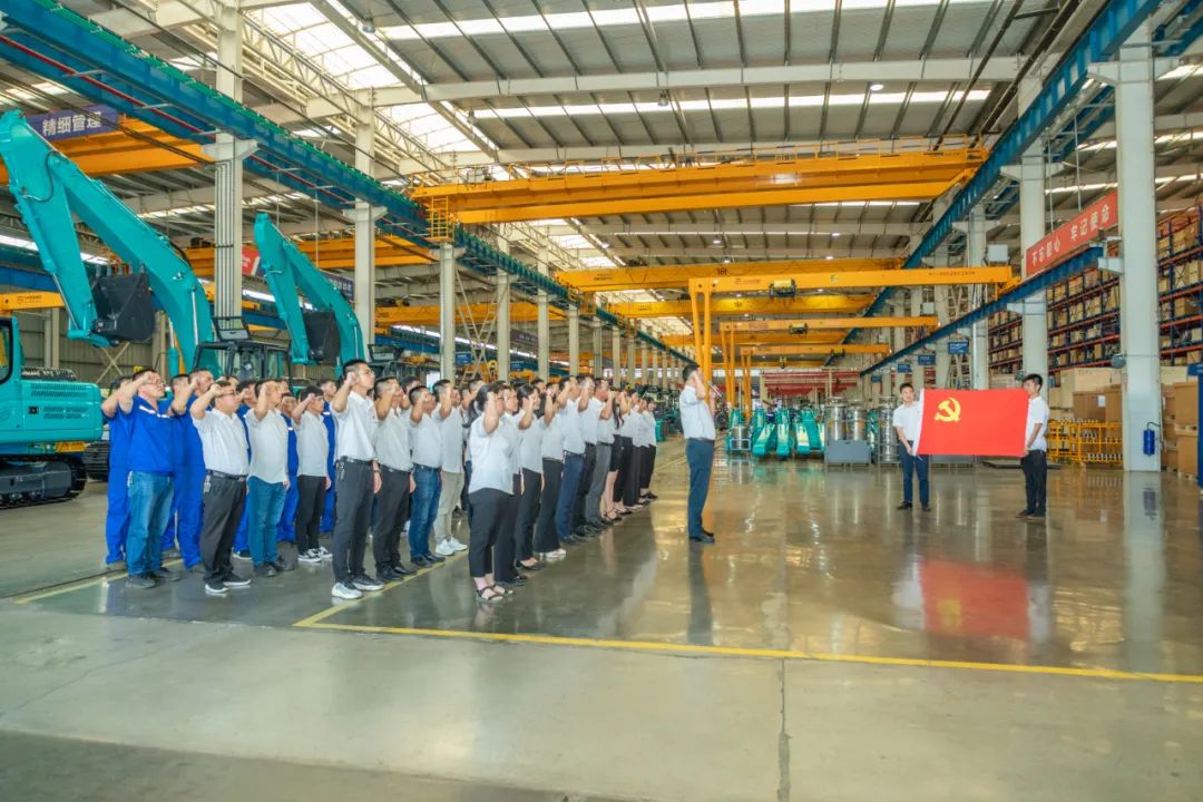 接续斗争再出发——ezweb易利娱乐平台智能党委举行新党员入党宣誓和老党员重温入党誓词活动