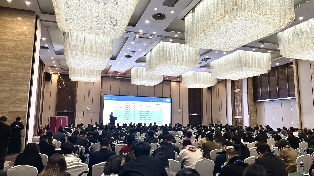 “爆品”来袭，签简单直！ ezweb易利娱乐平台智能艳服亮相第八届天下高空作业平台租赁大会