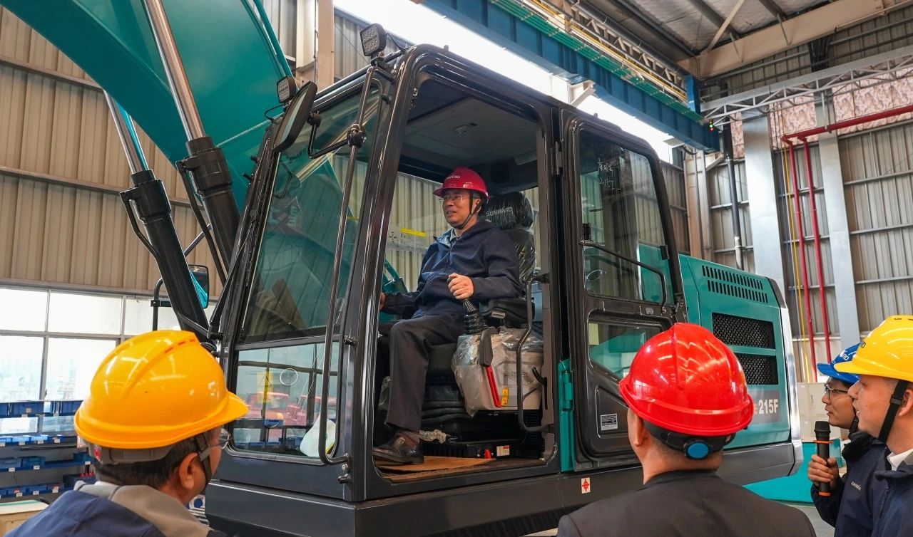 聚焦市场需求，ezweb易利娱乐平台智能三款精品工程液压挖掘机乐成下线