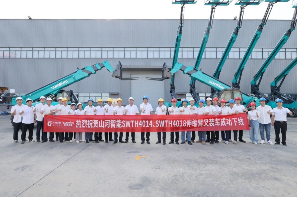 高端机型“双箭齐发”！ezweb易利娱乐平台智能两款伸缩臂叉装车乐成下线