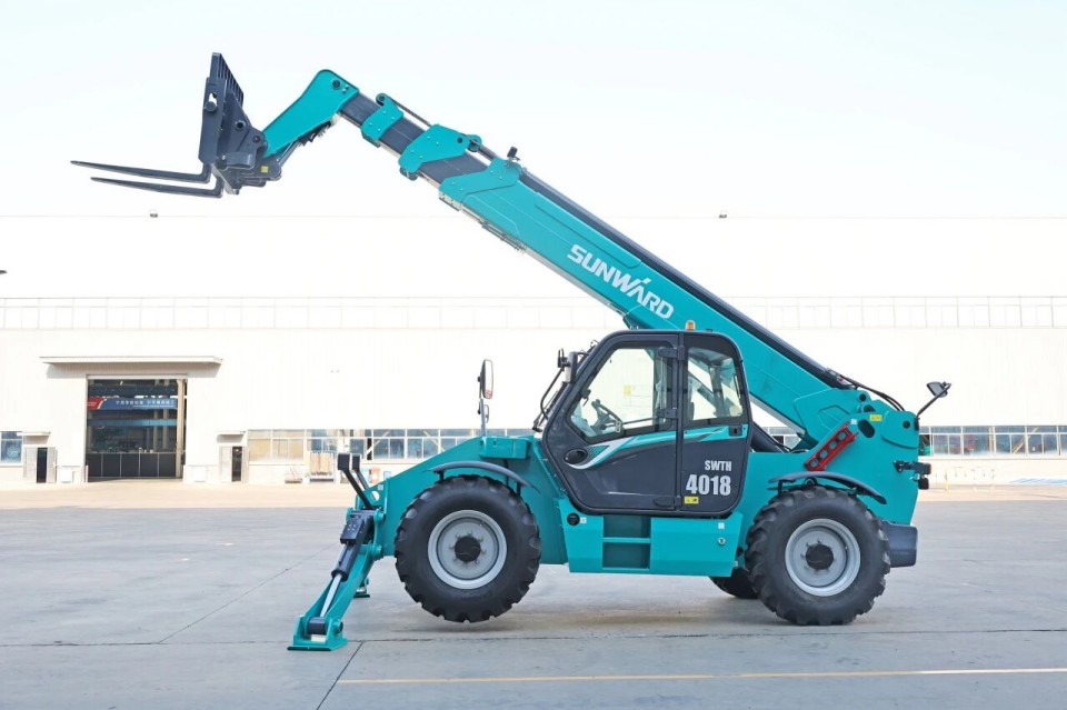 高端机型“双箭齐发”！ezweb易利娱乐平台智能两款伸缩臂叉装车乐成下线