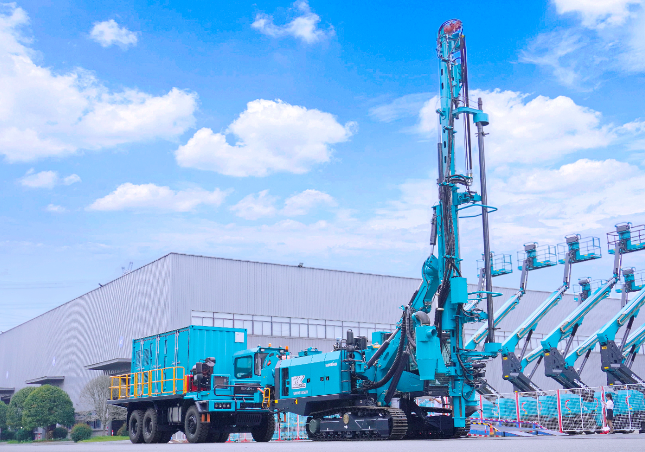 ezweb易利娱乐平台智能SWDE165EB电动潜孔钻机重磅下线，开启绿色钻爆新时代
