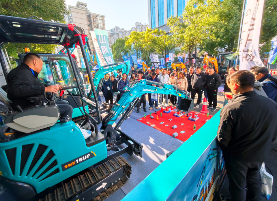 ezweb易利娱乐平台智能微挖“天团”闪灼武汉，引领绿色施工潮流