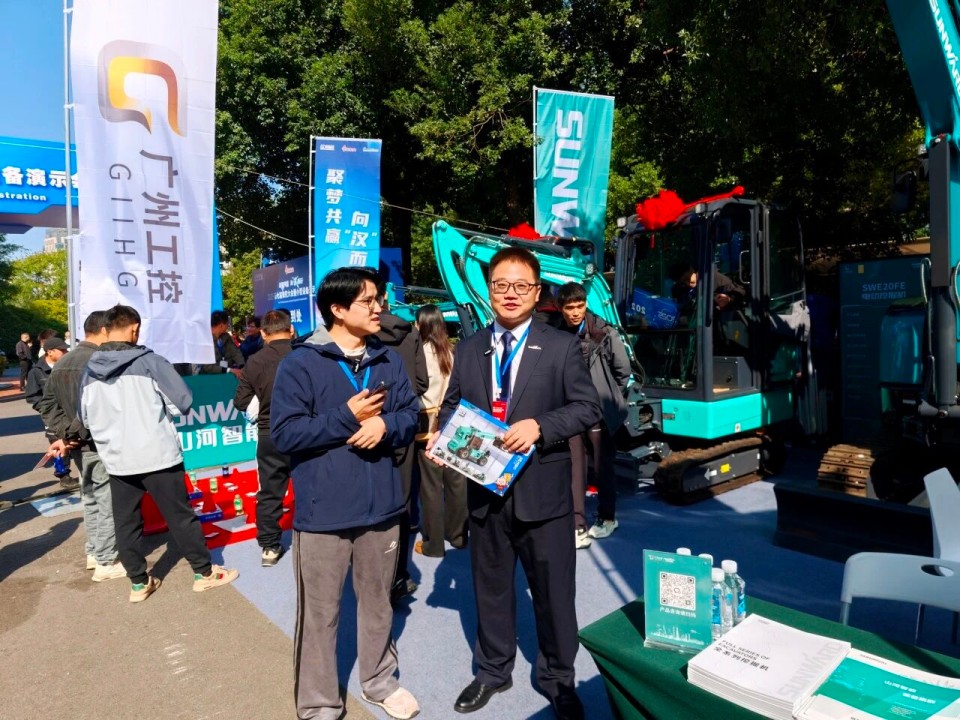 ezweb易利娱乐平台智能微挖“天团”闪灼武汉，引领绿色施工潮流