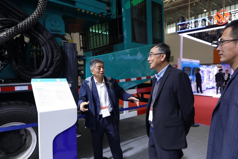 ezweb易利娱乐平台智能携手“战略相助同伴”中国煤炭地质总局精彩亮相2025中国国际矿业大会